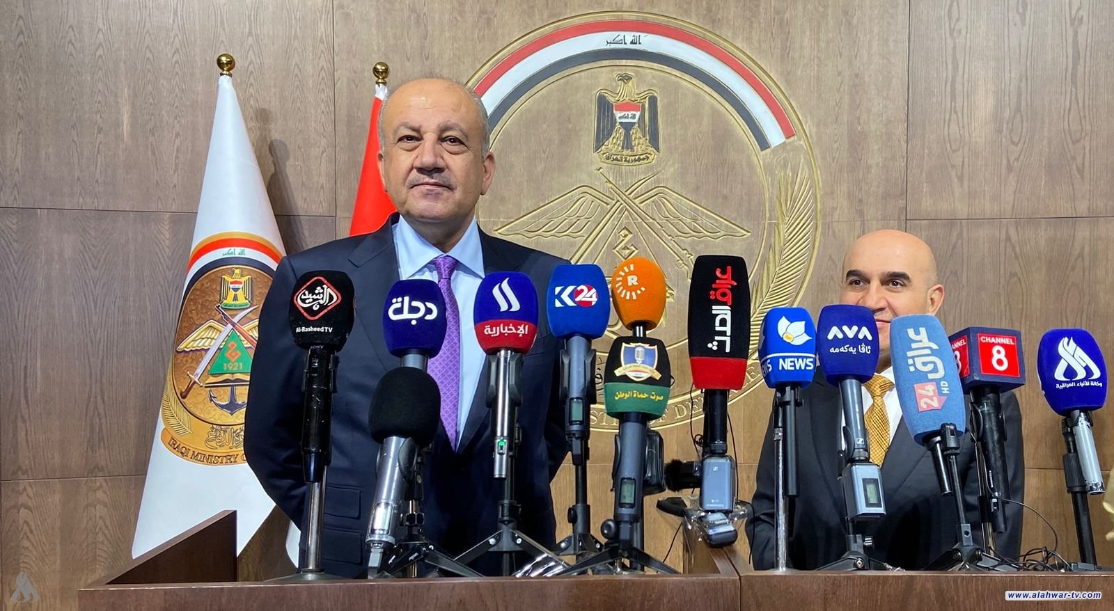 وزير الدفاع يعلن بدء توقيع العقود الخاصة بتوزيع الأراضي بين المنتسبين