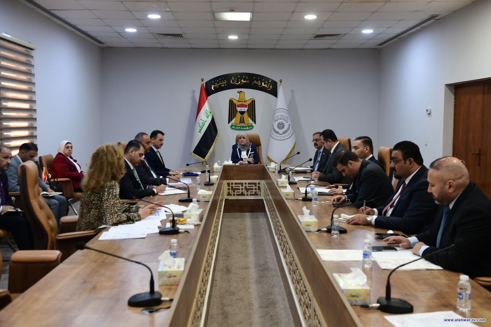 طيف سامي تبحث إصلاح النظام الضريبي وتعظيم الإيرادات غير النفطية