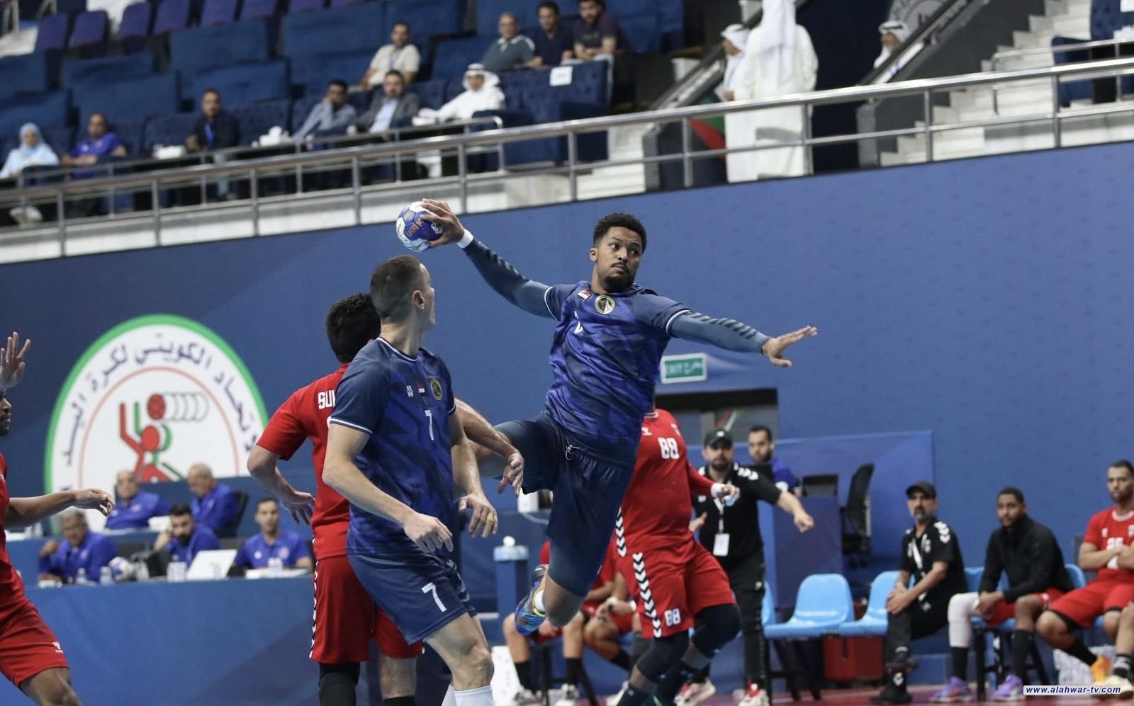 نادي الحشد يواصل صدارته في البطولة العربية لكرة اليد