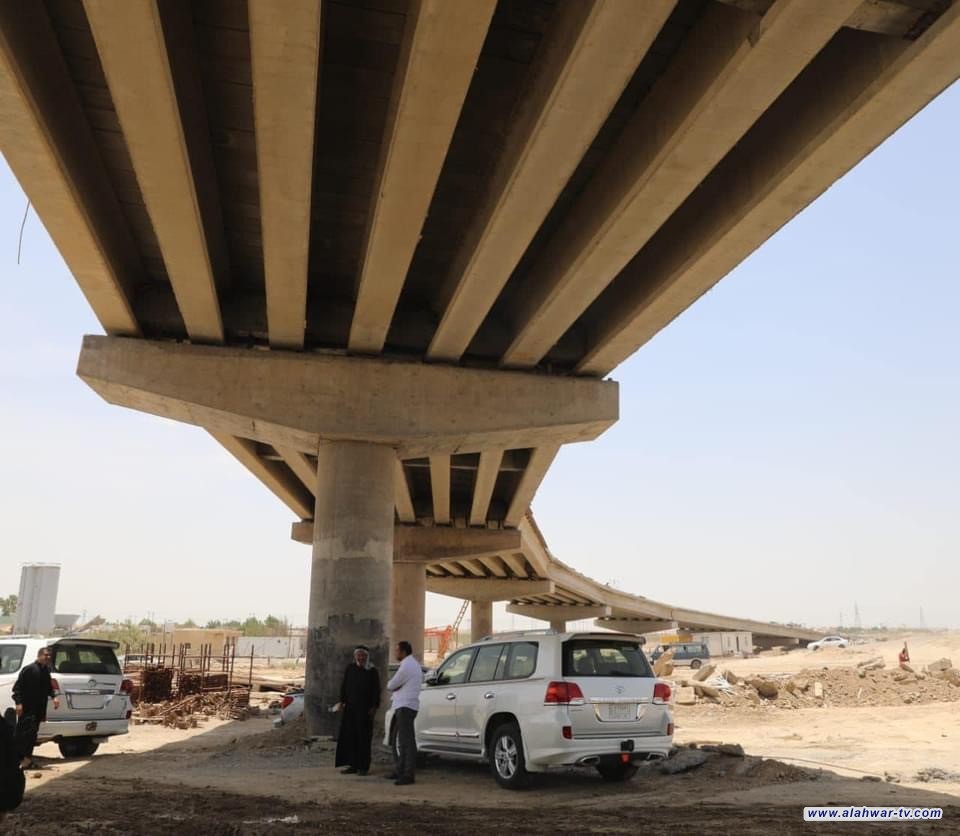 محافظ ذي قار يعلن انجاز  اعمال تنصيب روافد مجسر الطريق الحولي شمال المدينة  وبدء  اكساء الطبقة النهائية للطريق الحولي .