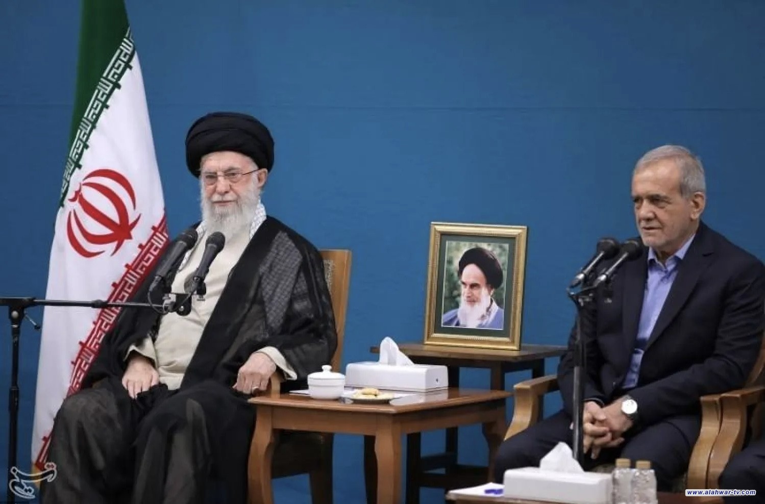 الخارجية الايرانية: السيد الخامنئي والرئيس بزشكيان بصحة جيدة