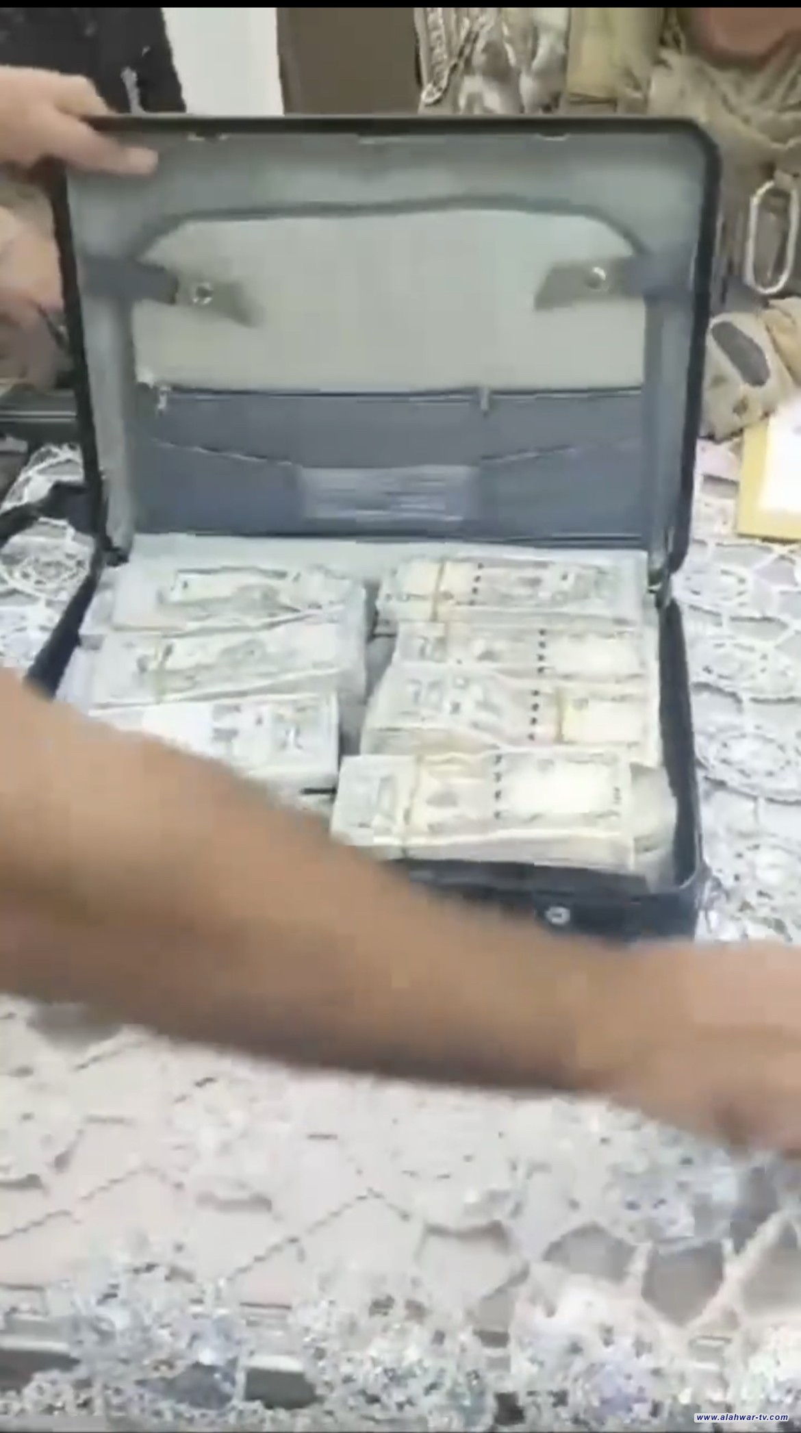 لحظة ضبط ربع مليار في منزل صديقة زوجة مدير فرع المصرف الصناعي