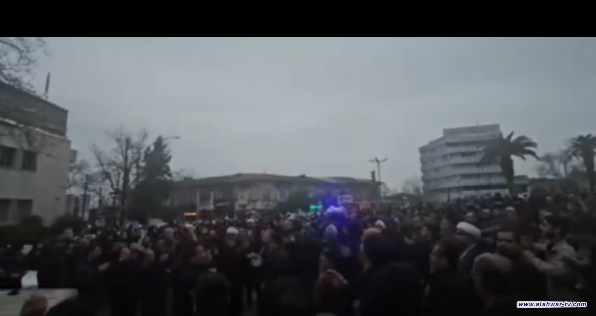 حشود شعبية إيرانية غاضبة تخرج في مجالس عزاء بعد إعلان استشهاد السيد علي خامنئي