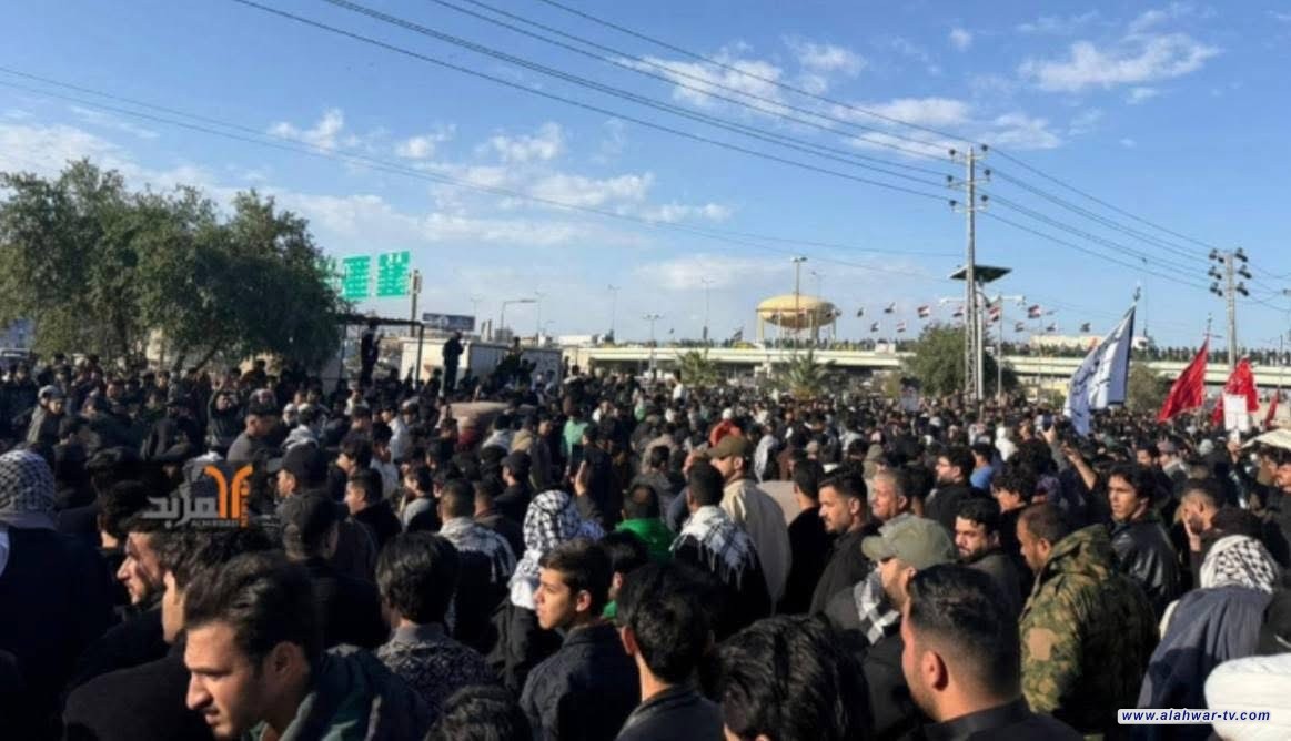 تجمع عدد كبير من انصار الحشد في العمارة امام مقر الهيئة احتجاجا على استهداف المرشد