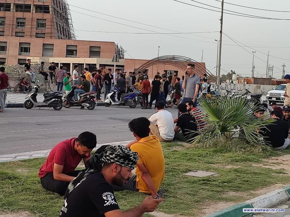 بالتزامن مع عقد جلسة التصويت على الموازنة  خريجي ذي قار يتظاهرون امام مبنى المحافظة للمطالبة بالتعيينات والاستثناء من التقديم على 150 درجة وظيفية