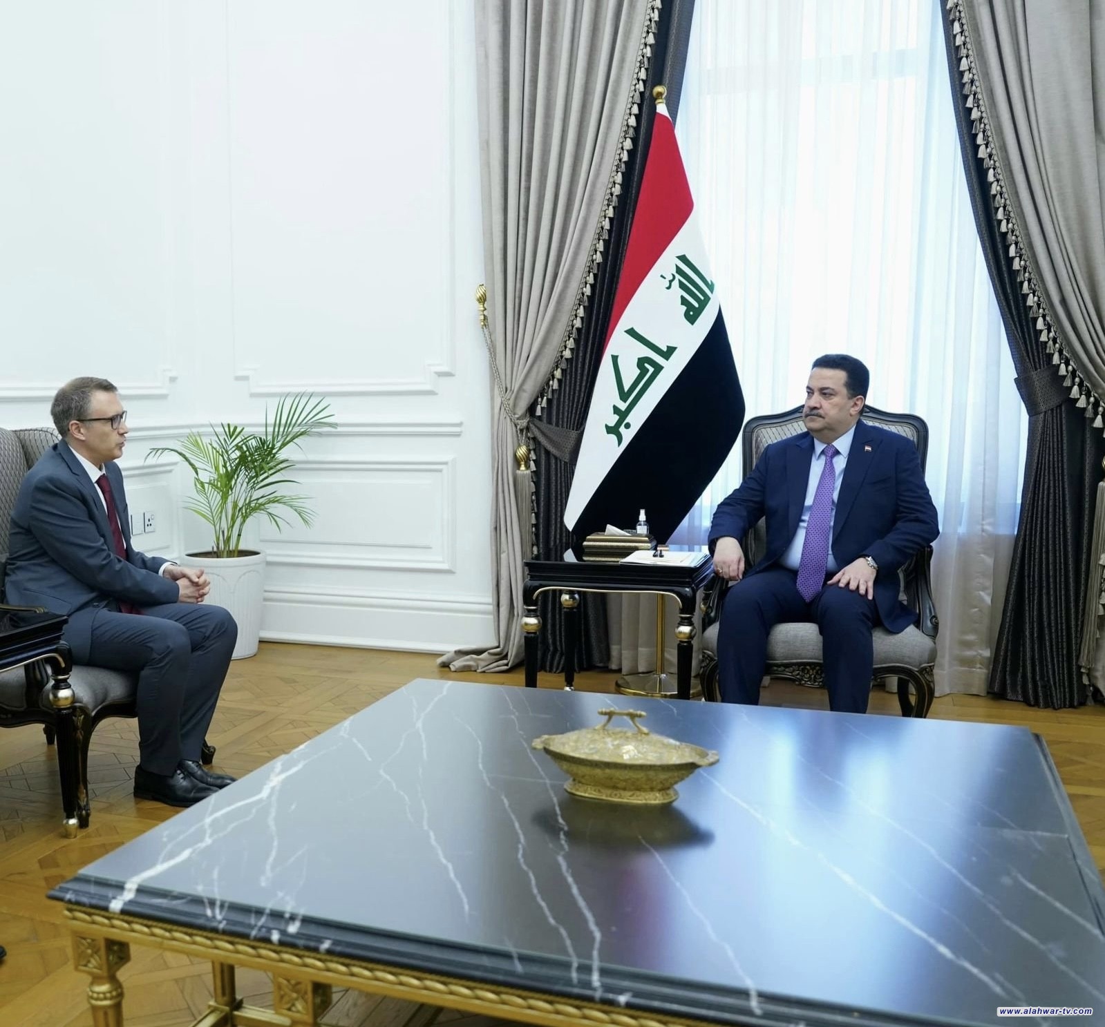رئيس الوزراء والسفير التركي الجديد يؤكدان على سيادة العراق ومنع أية خروقات