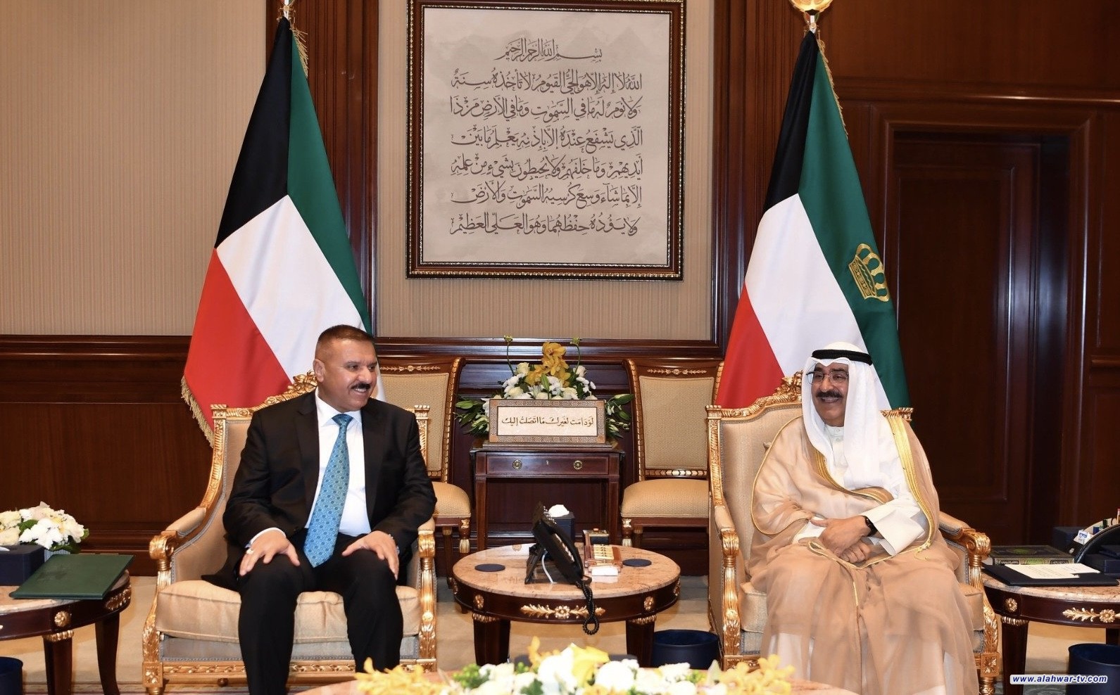 وزير الداخلية يسلم أمير الكويت رسالة خطية من رئيس الوزراء تتضمن دعوته لزيارة بغداد