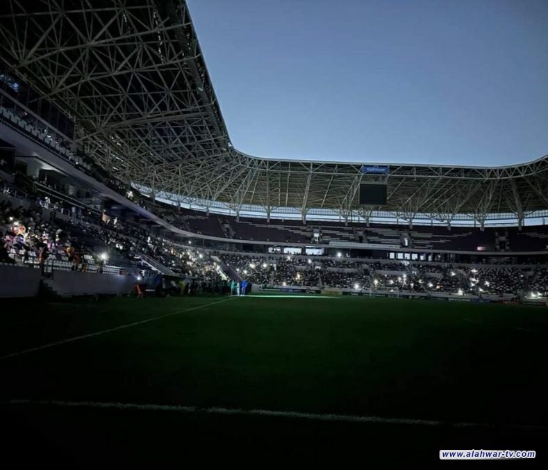 إطفاء الإنارة وتوقف المباراة.. ماذا جرى في ملعب المدينة