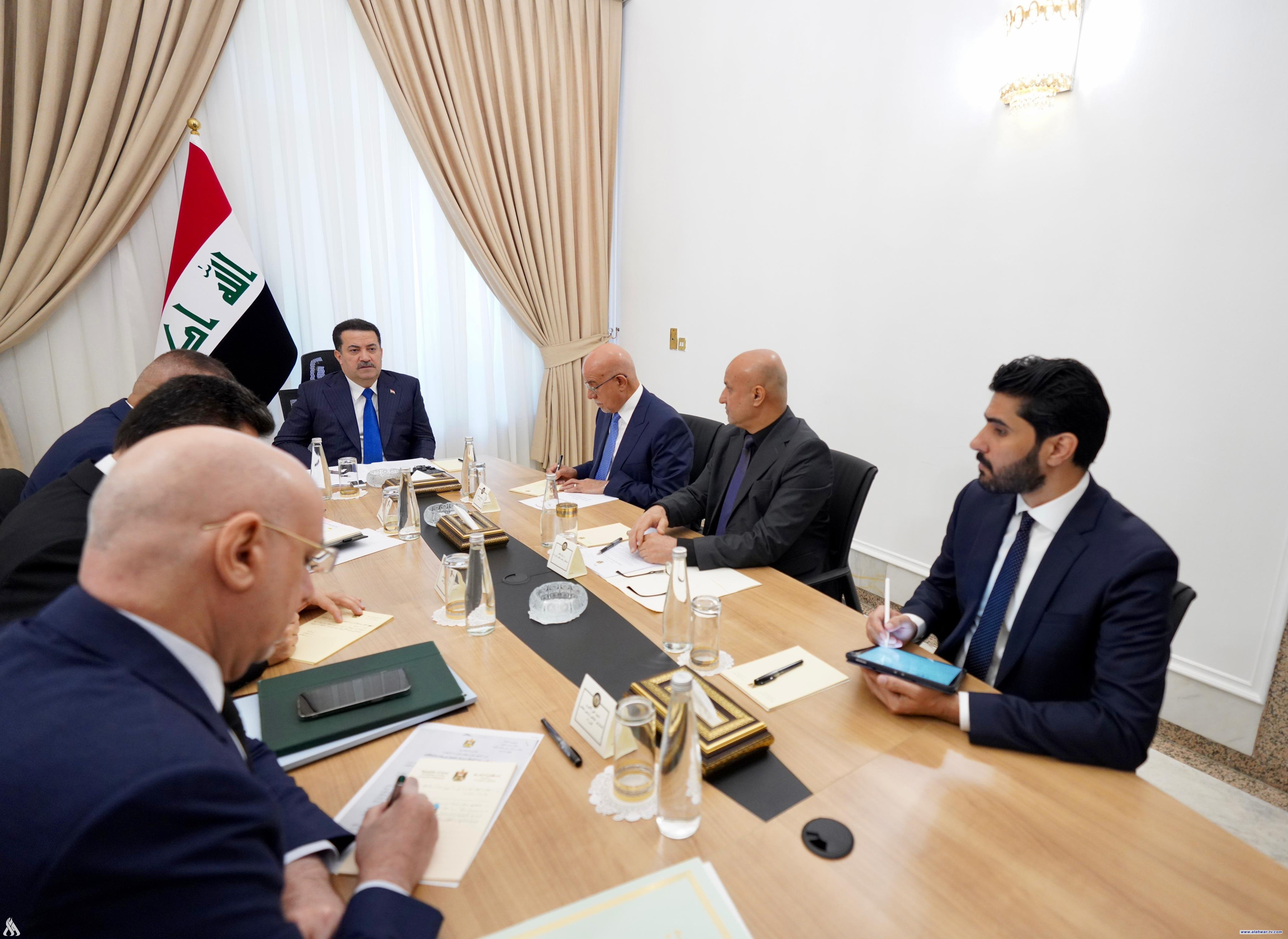 رئيس الوزراء يوجه برفع مستوى الخدمات الصحّية والإيوائية لنزلاء مراكز الاحتجاز والسجون