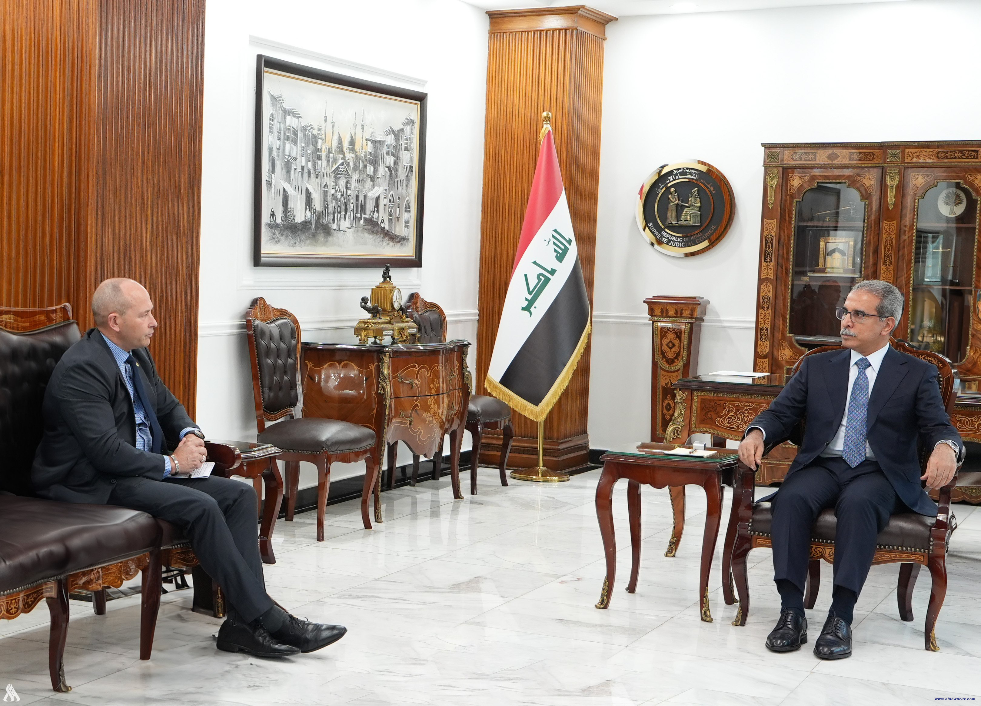 القضاء والانتربول يبحثان إجراءات العمل الأمني في مجال ملاحقة المطلوبين دولياً