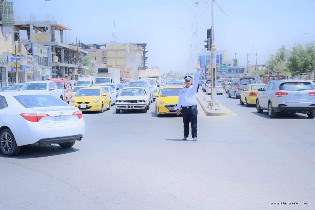 رغم ارتفاع درجات الحرارة ..  مرور ذي قار يواصلون عملهم في الشوارع والتقاطعات حفاظاً على مستخدمي الطريق وخلق انسيابيه عاليه بحركة المركبات
