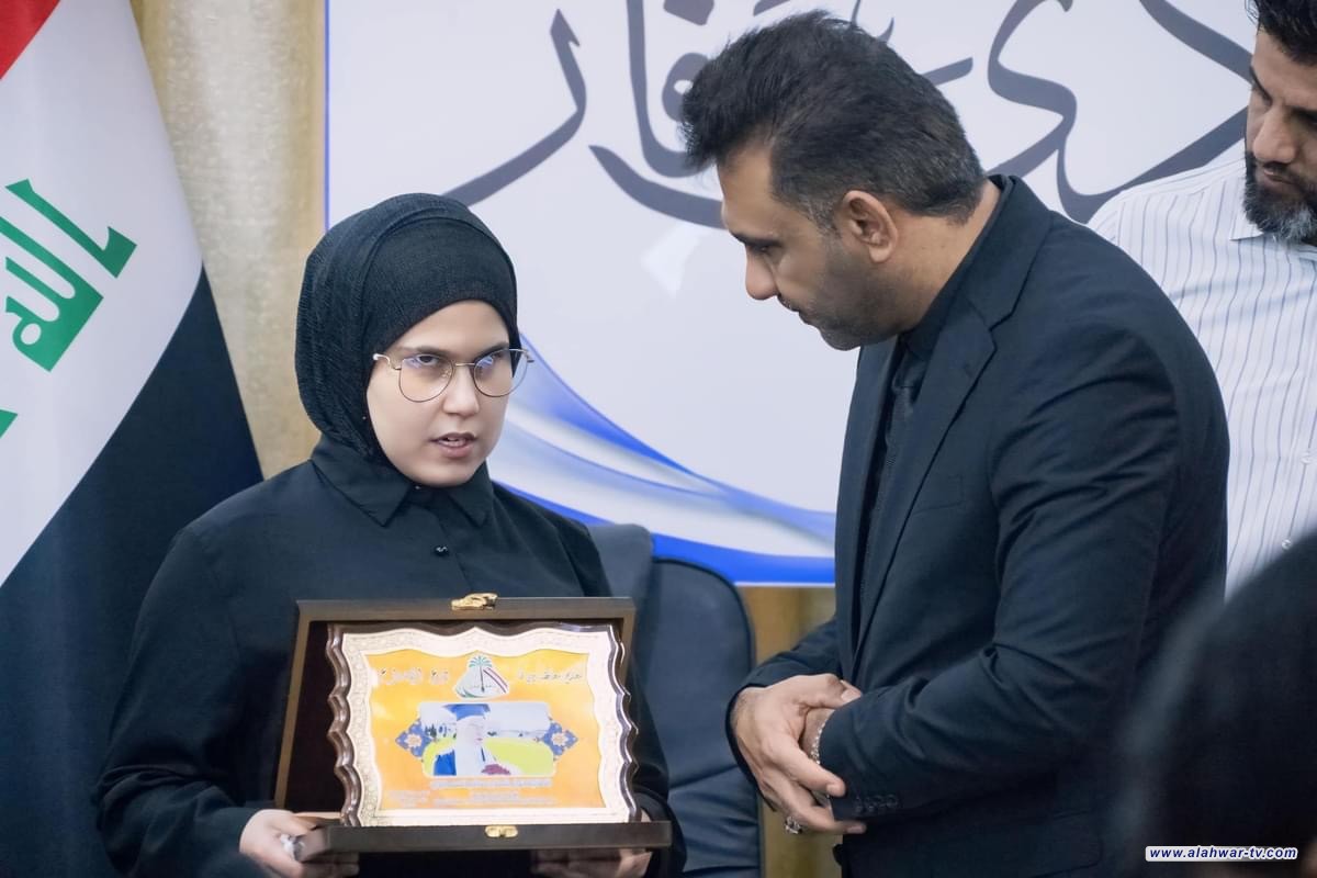 العمري يكرم الطالبة انوار شعلان سالم