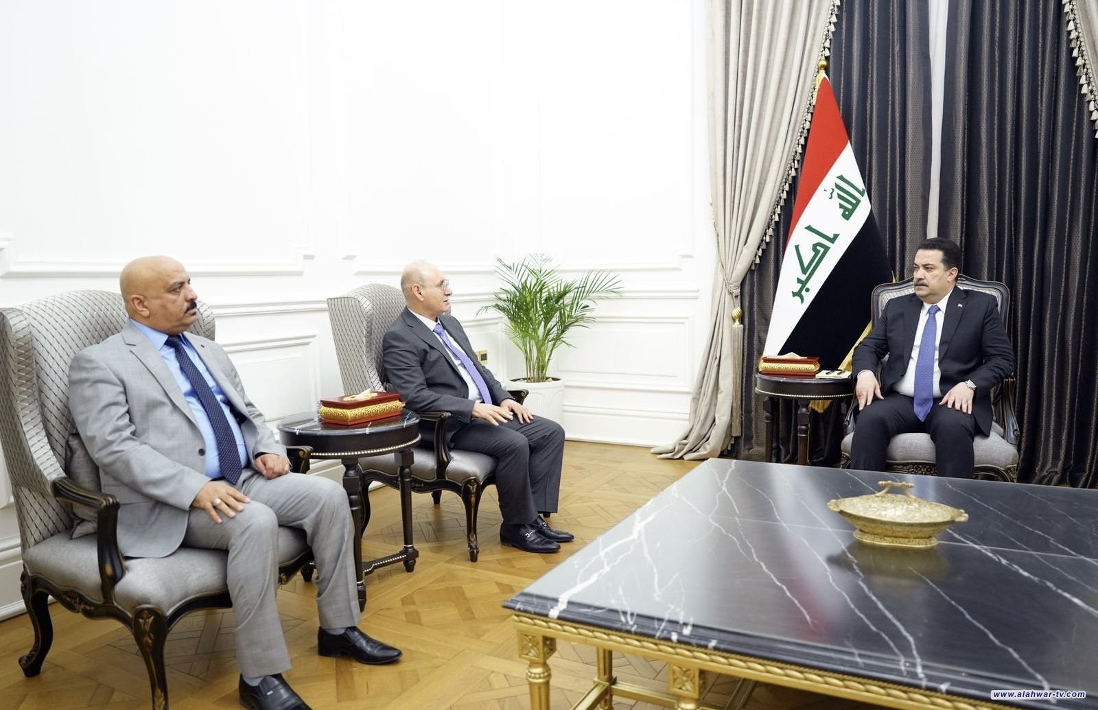 رئيس الوزراء يوجه بتذليل المعوقات المتعلقة بطلبات الموظفين وأجور المتعاقدين مع المفوضية
