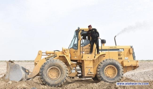 إزالة السواتر الترابية بعد انهاء نزاع العشيرتين في ذي قار