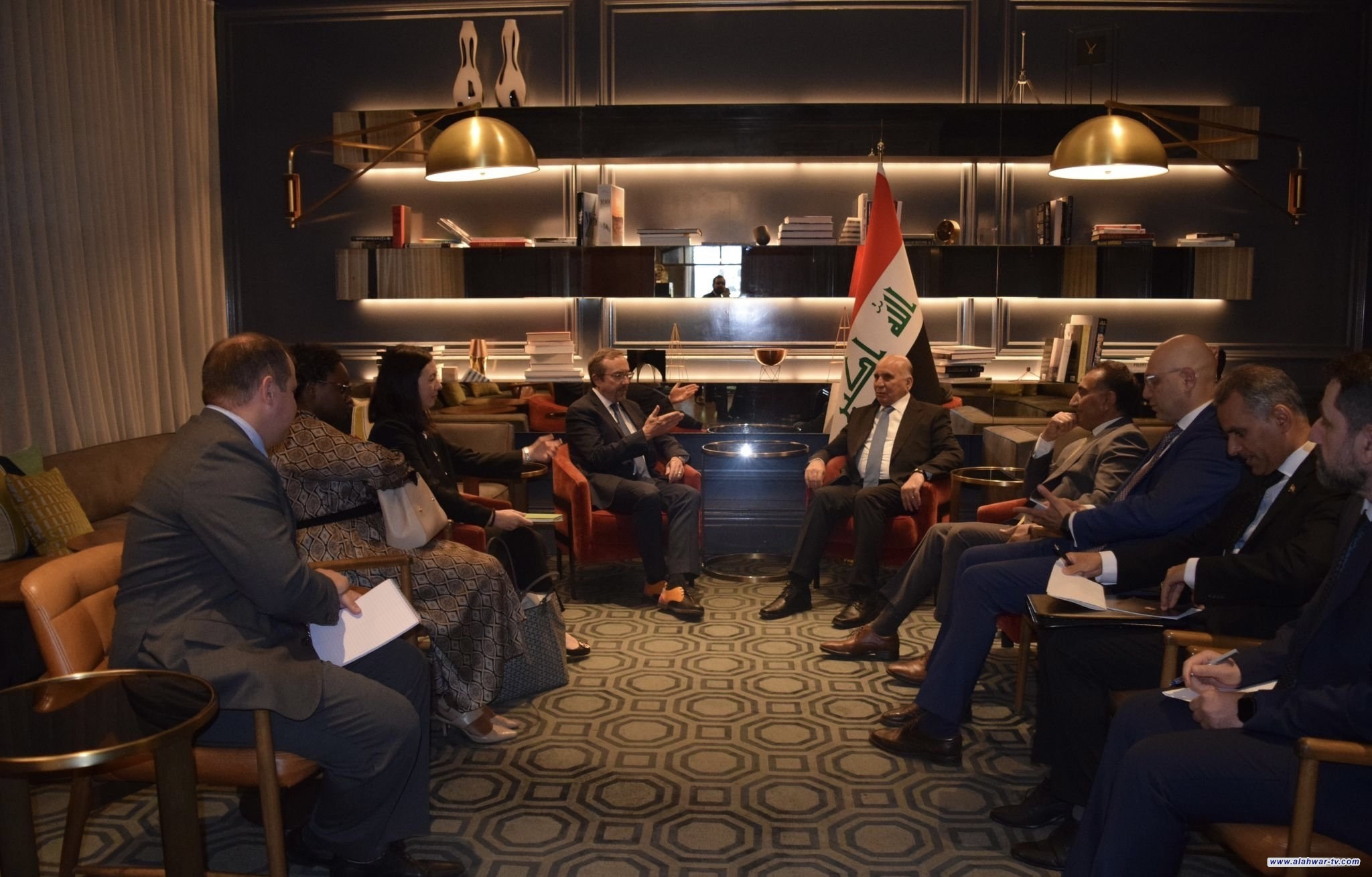 وزير الخارجية يؤكد ضرورة إيجاد حلّ سريع وعادل للأموال الإيرانية المجمدة في العراق