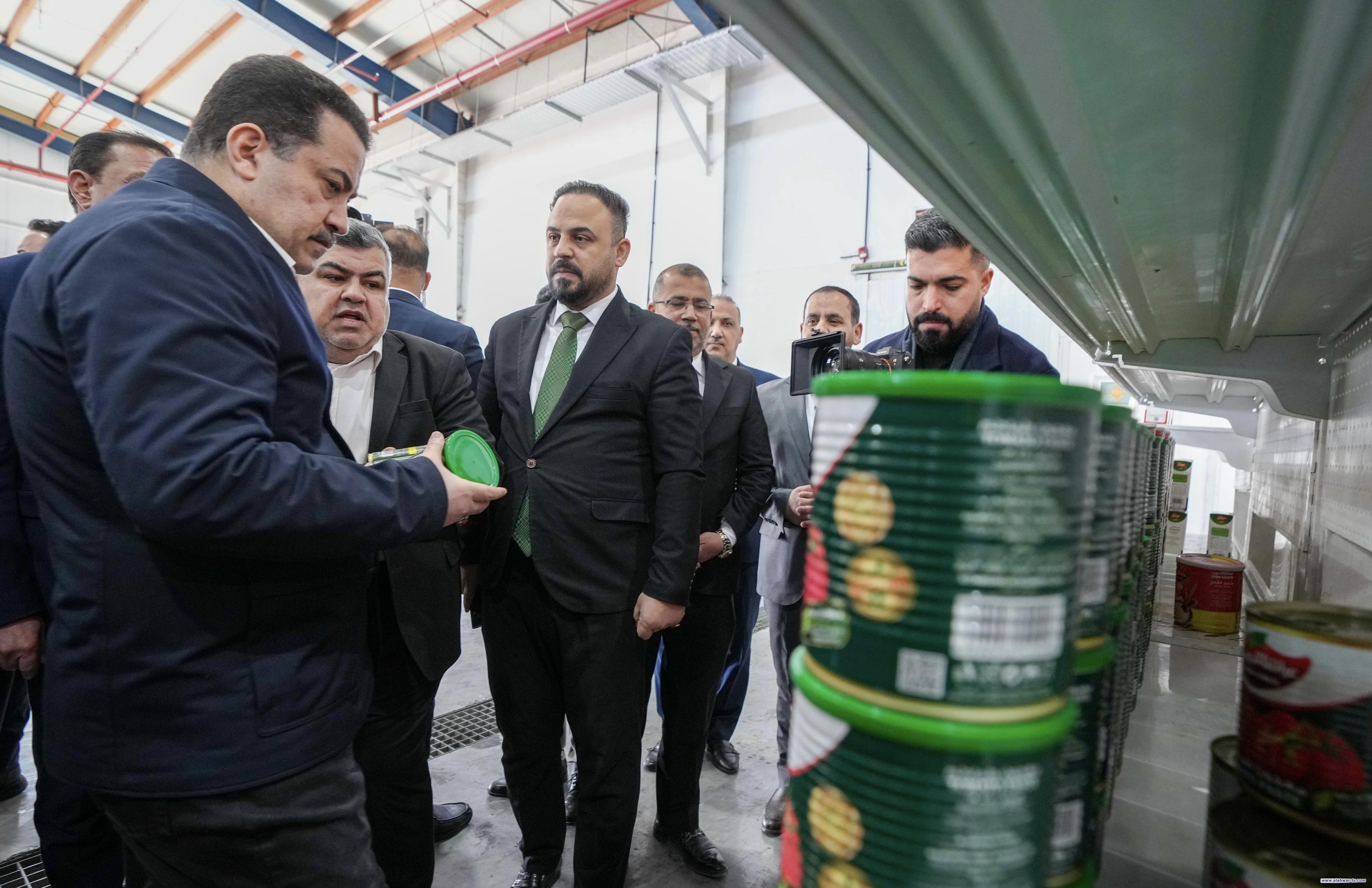 رئيس الوزراء يفتتح مصنعاً لإنتاج المواد الغذائية في المثنى