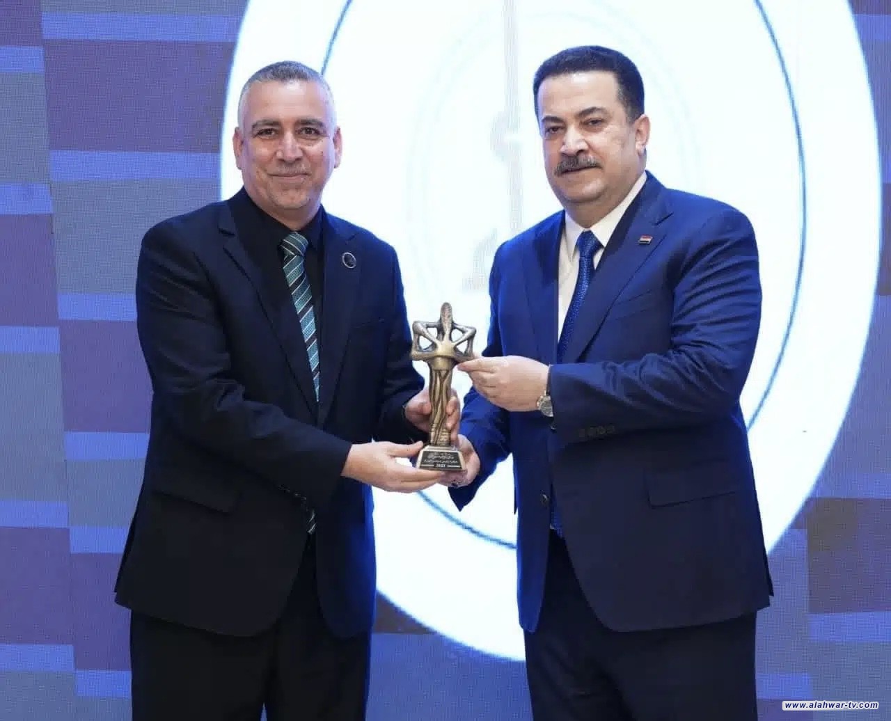 تكريم الأثاري عامر عبد الرزاق من ذي قار بجائزة الموظف المثالي من قبل رئيس الوزراء