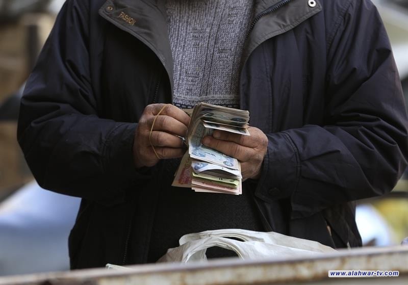 العمل : 150 ألف رجل قدموا للحصول على راتب الرعاية على أنهم "نساء"