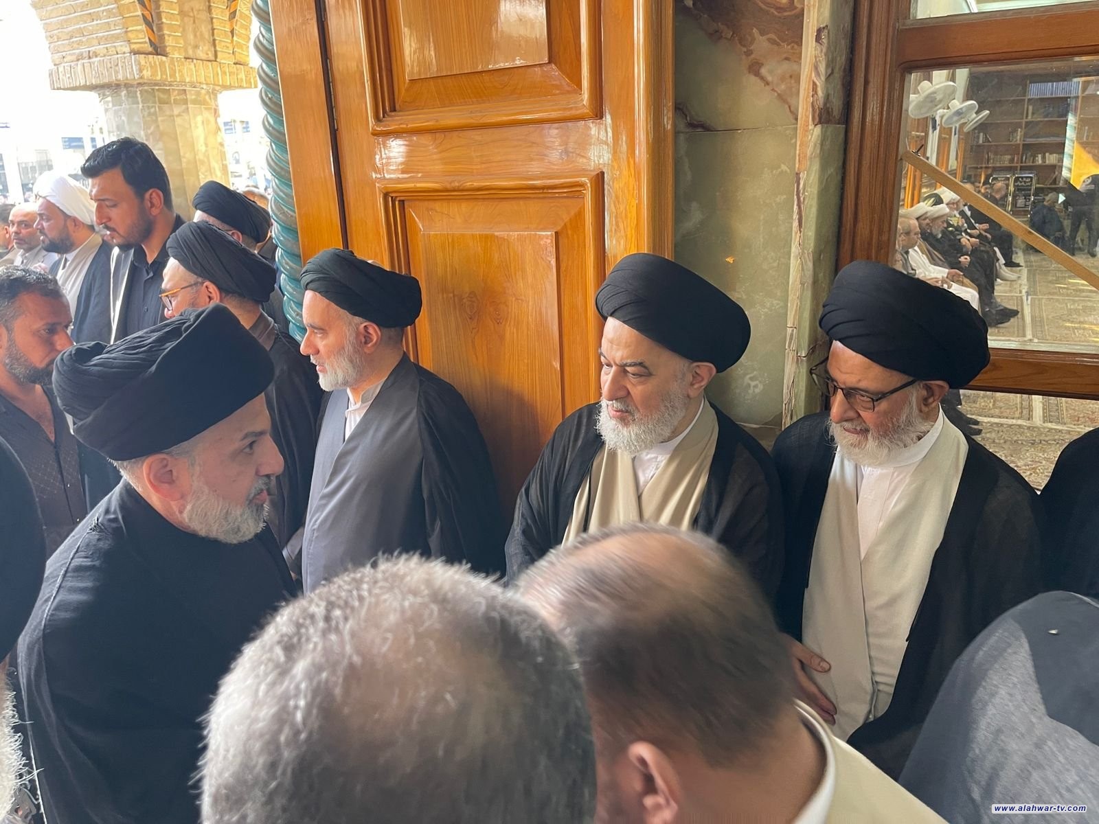 بالصور.. توافد المعزين إلى جامع الطوسي استعداداً لبدء مراسم تشييع عقيلة السيد السيستاني