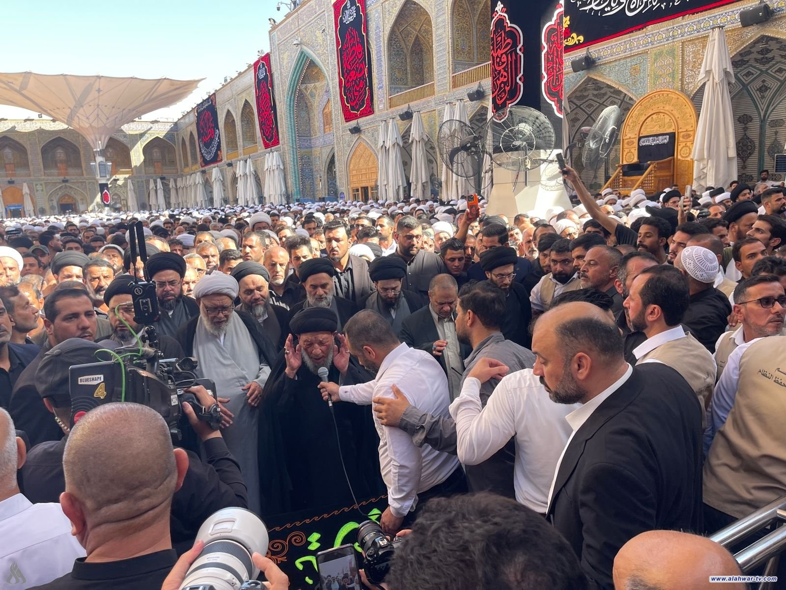 بدء مراسم تشييع عقيلة السيد السيستاني في مرقد الإمام علي (ع)