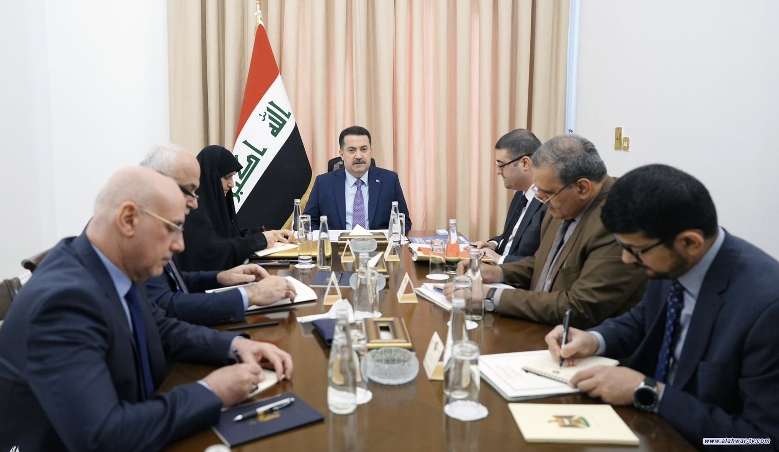 رئيس الوزراء يرأس اجتماعاً خاصاً ضمّ وزارة الاتصالات وهيأة الإعلام