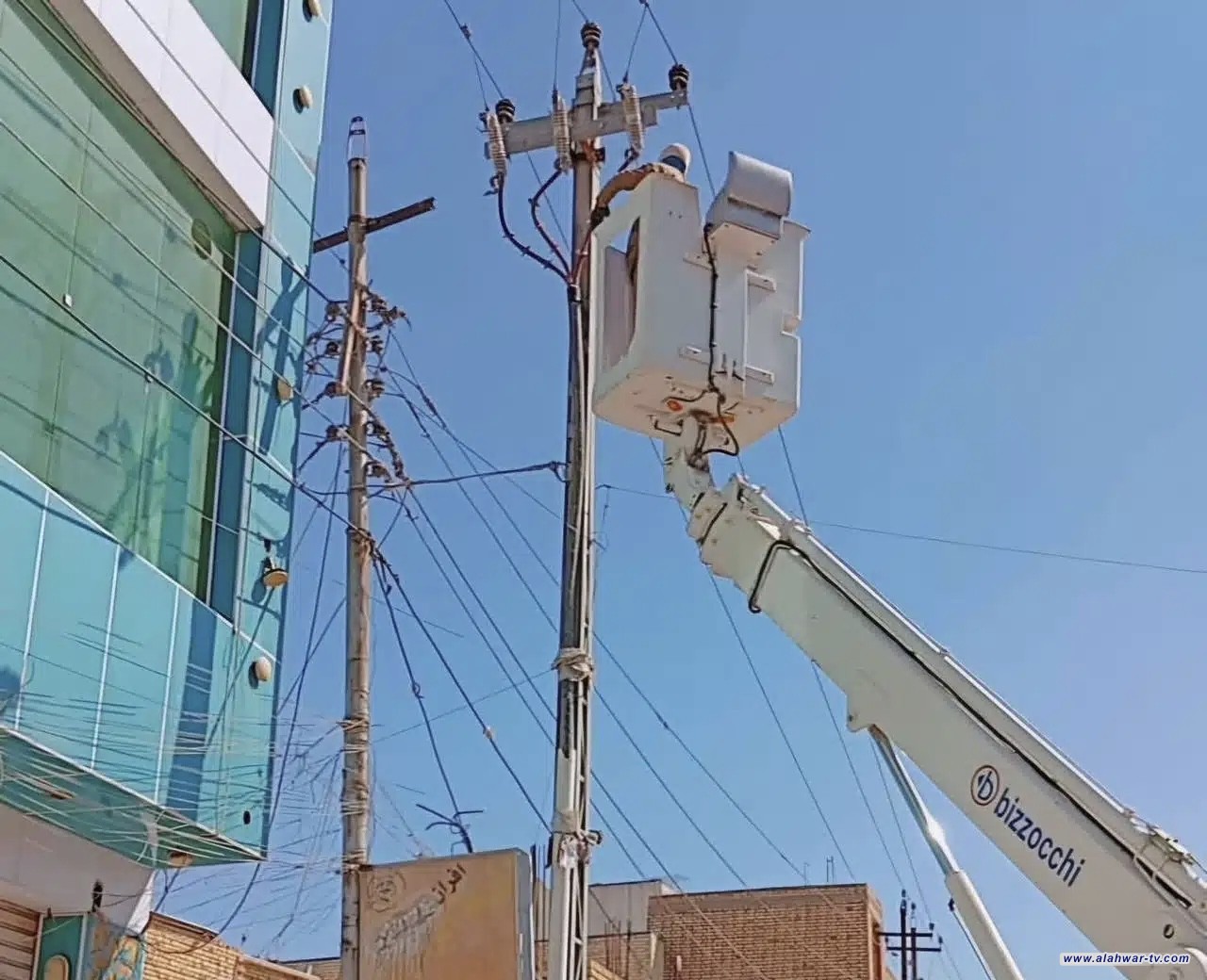 فرع توزيع كهرباء ذي قار يعلن عن نجاح حملاته الميدانية برفع 1030 حالة تجاوز