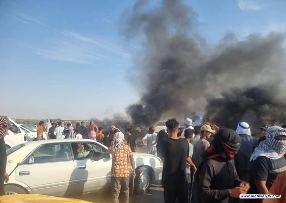 بالصور : اهالي منطقة المصيفي في الرفاعي يقطعون طريق بغداد _ الناصرية احتجاجاً على واقع الخدمات