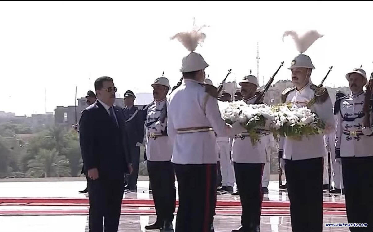 القائد العام يضع إكليلاً من الزهور على ضريح الجندي المجهول