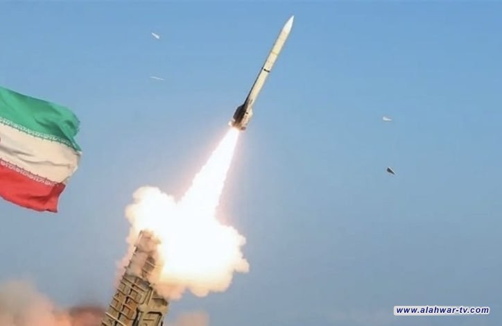 وسائل إعلام عبرية: سقوط صواريخ إيرانية أحدها يحمل رأساً عنقوديا في تل أبيب