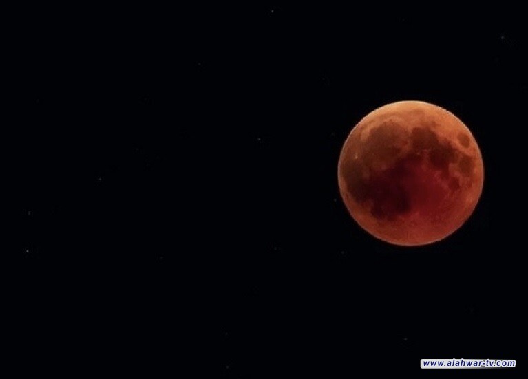 القمر يتحول إلى اللون الأحمر في خسوف مثير يستمر لساعات