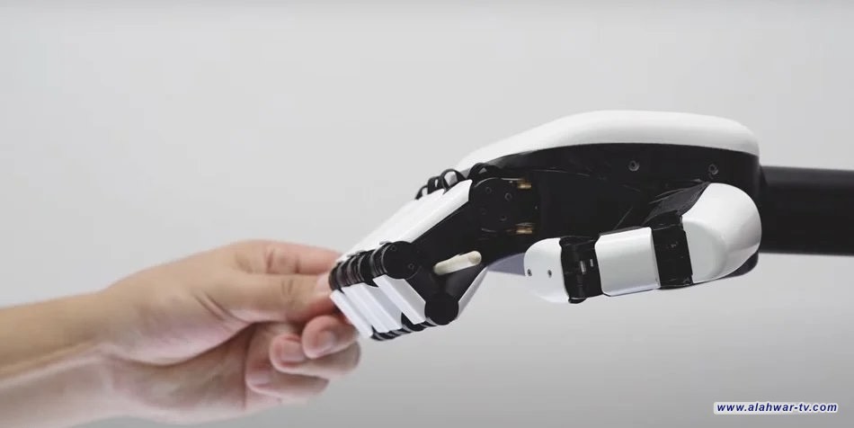 علماء يطورون سوارا يحوّل حركات اليد إلى أوامر للروبوتات