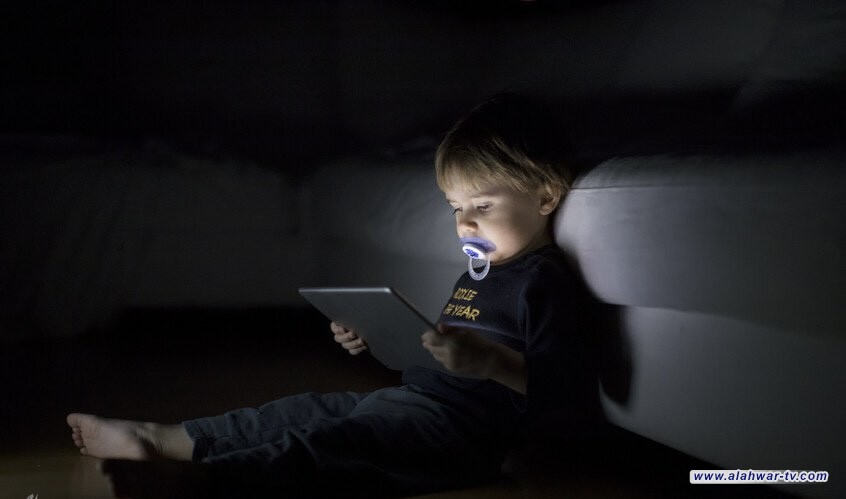 7 طرق تضر بها الشاشات صحة طفلك