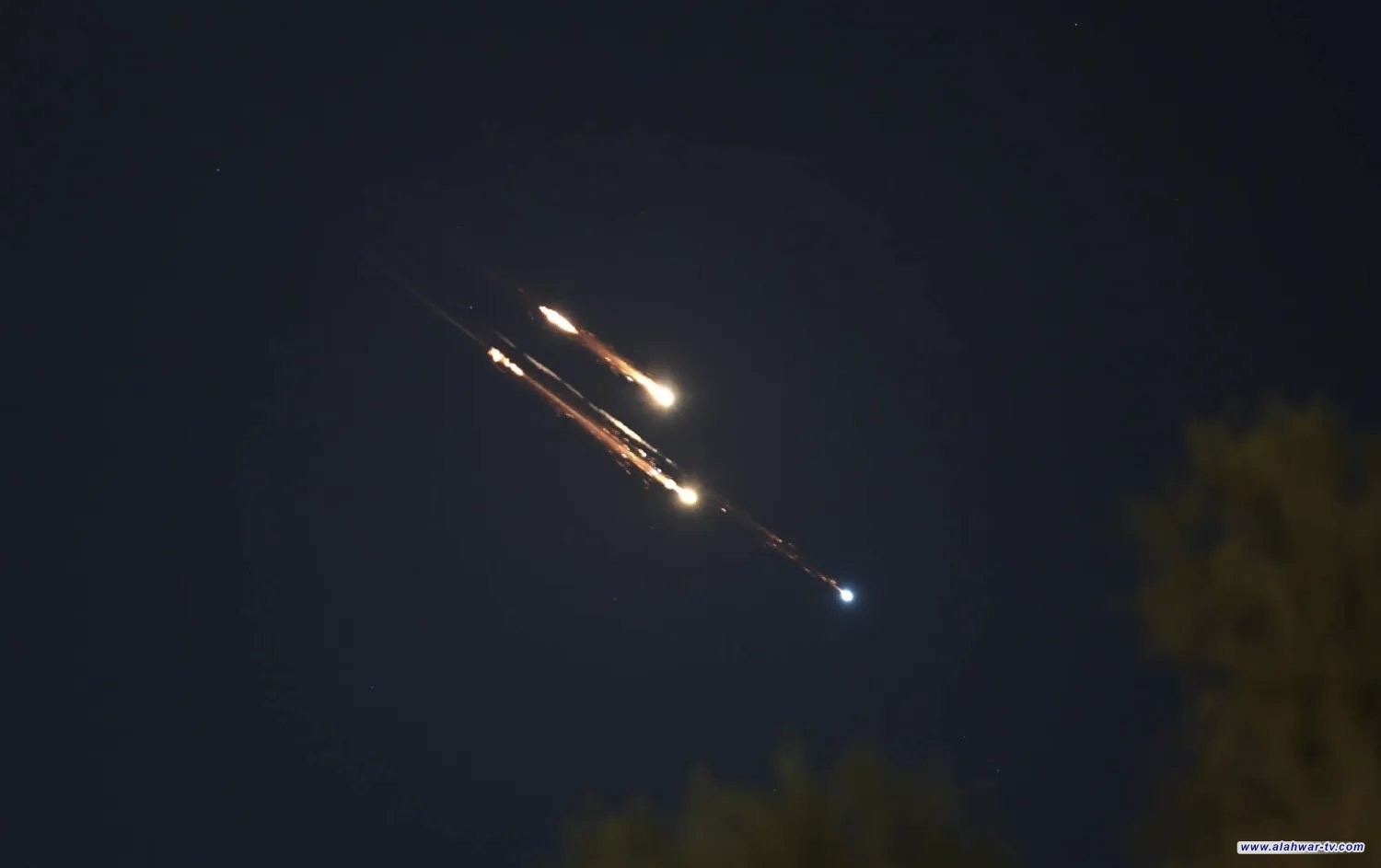 هجوم صاروخي مزدوج من إيران ولبنان على الأراضي المحتلة وسقوط صاروخ في نهاريا