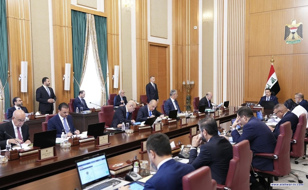 رئيس الوزراء يوجه الجهات المعنية بالالتزام بقانون إلغاء الامتيازات المالية للمسؤولين