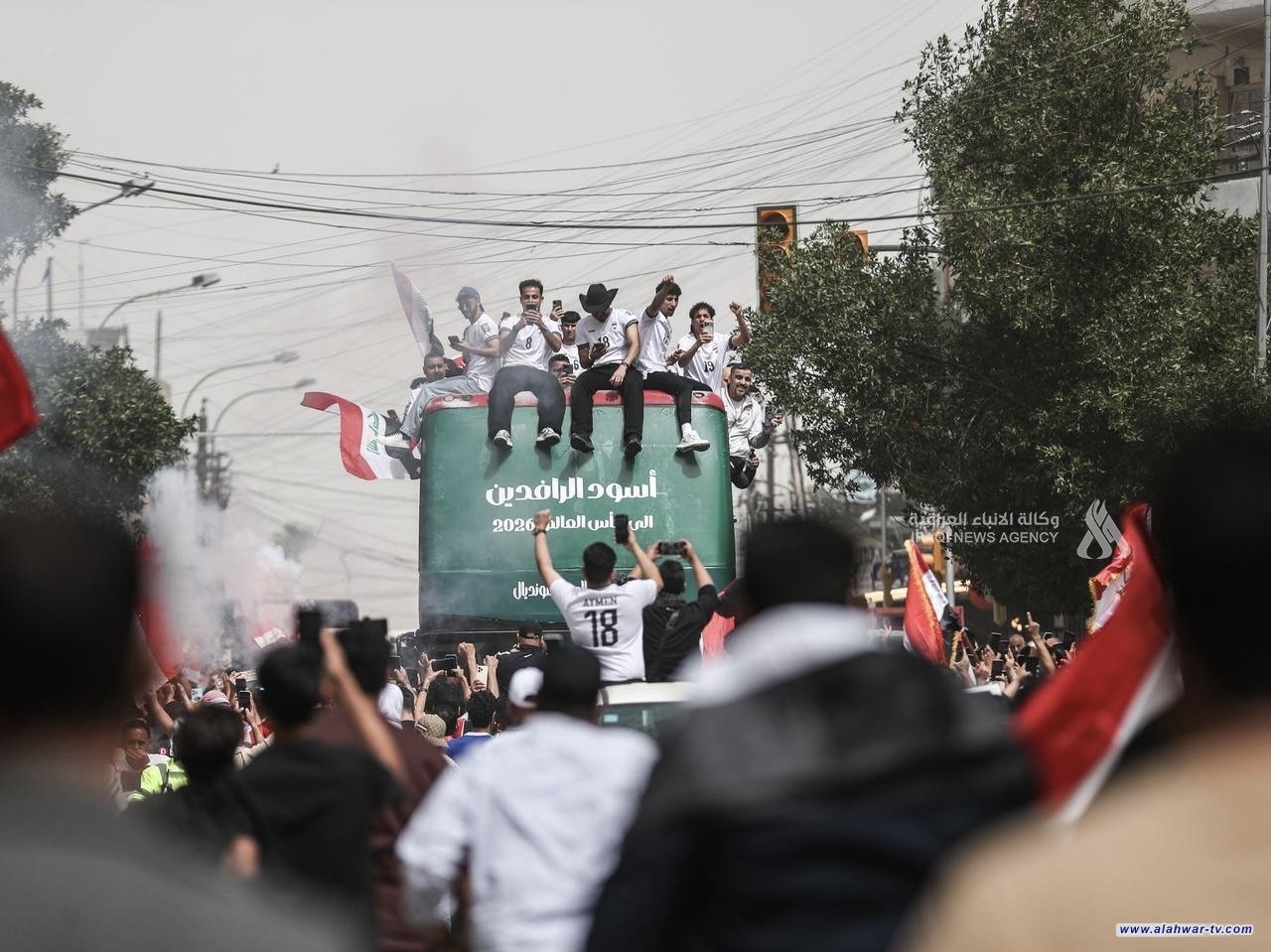 إنطلاق الحافلة المكشوفة الخاصة بنقل لاعبي المنتخب الوطني وسط بغداد