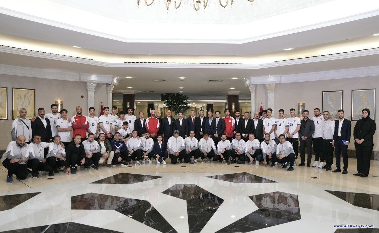 رئيس الوزراء يستقبل وفد منتخبنا الوطني بحضور عوائل اللاعبين وأعضاء مجلس الوزراء