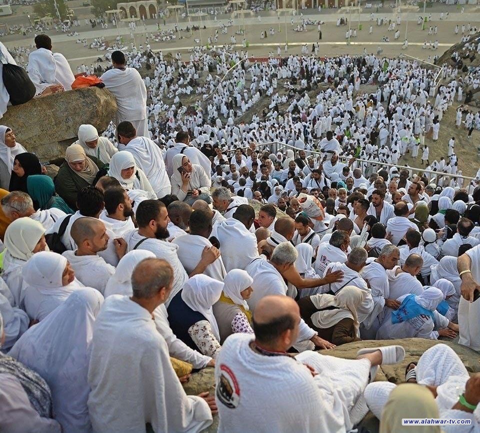 ضيوف الرحمن يتوافدون إلى جبل عرفات لأداء فريضة الحج الاكبر .