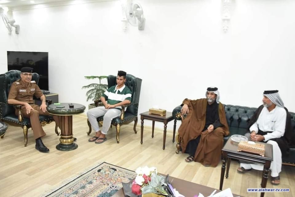 قائد شرطة ذي قار يستقبل عائلة المختطف ( سجاد ) بعد تحريره وتضييق الخناق على الخاطفين .  =======