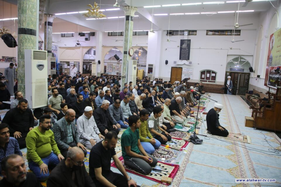 مصلو الناصرية يحيون ليلة القدر في جامع الشيخ عباس الكبير