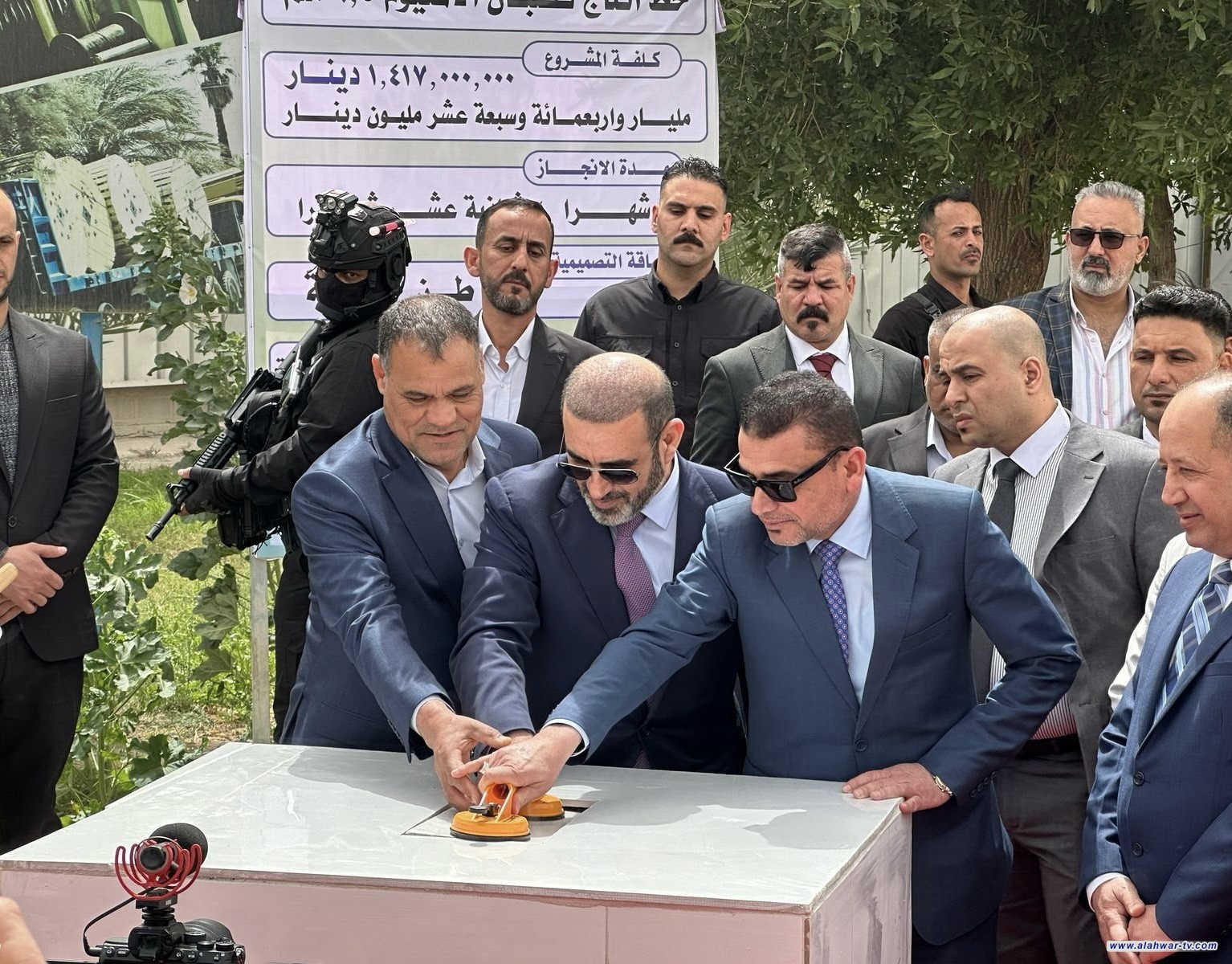 لدعم قطاع الكهرباء.. وزير الصناعة يضع حجر الأساس لمشاريع بذي قار