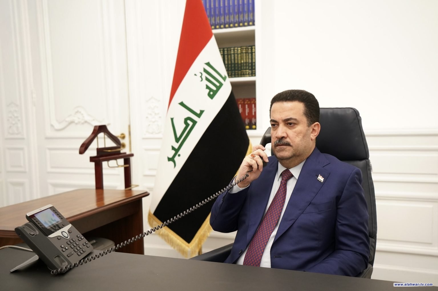 رئيس الوزراء يجري اتصالاً مع بعثة المنتخب الوطني الكروي