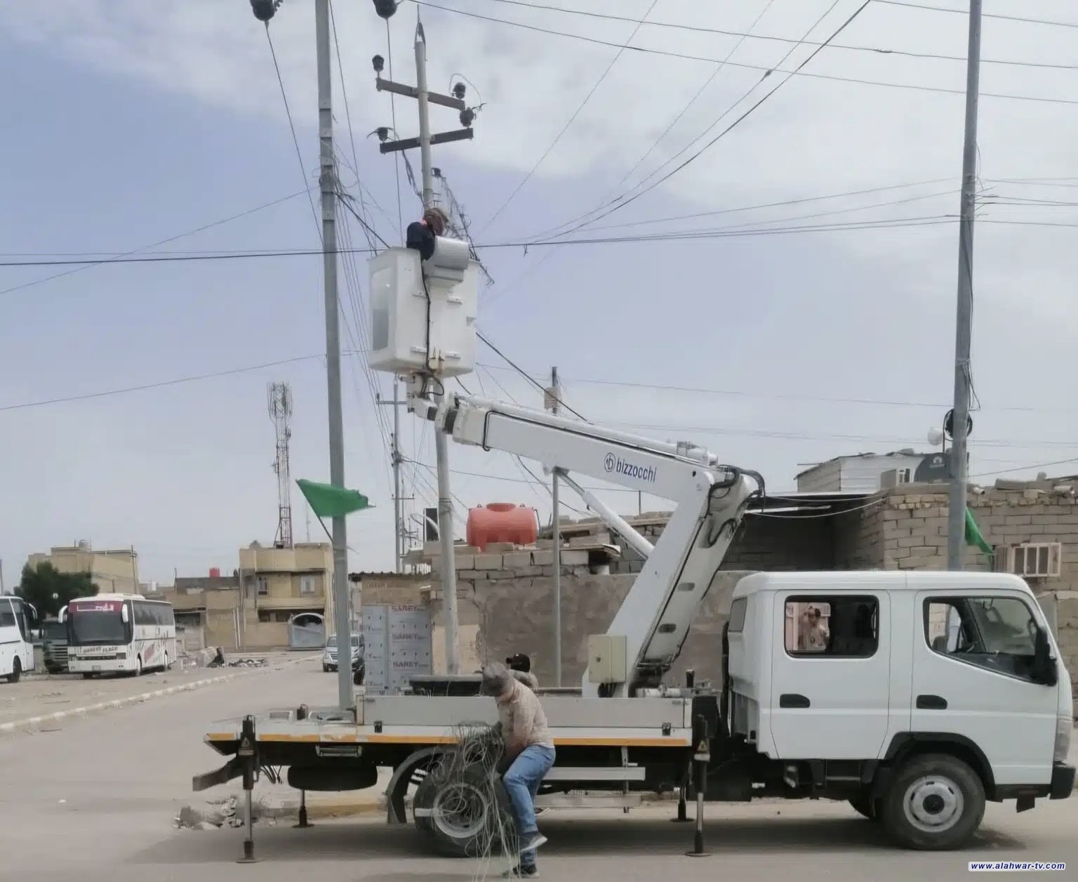 كهرباء ذي قار ترفع 60 حالة تجاوز على الشبكة الكهربائية في مدينة الصدر خلال حملة موسعة