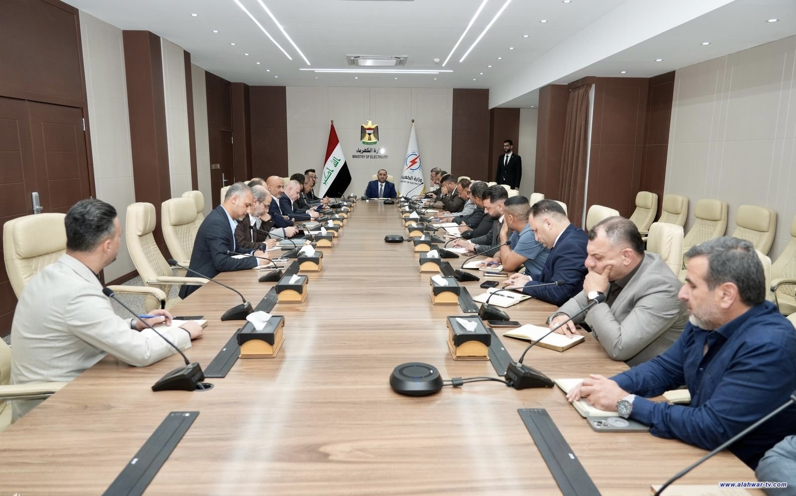وزير الكهرباء يوجه مدراء الفروع بمتابعة مشاريع فك الاختناقات بشكل مباشر