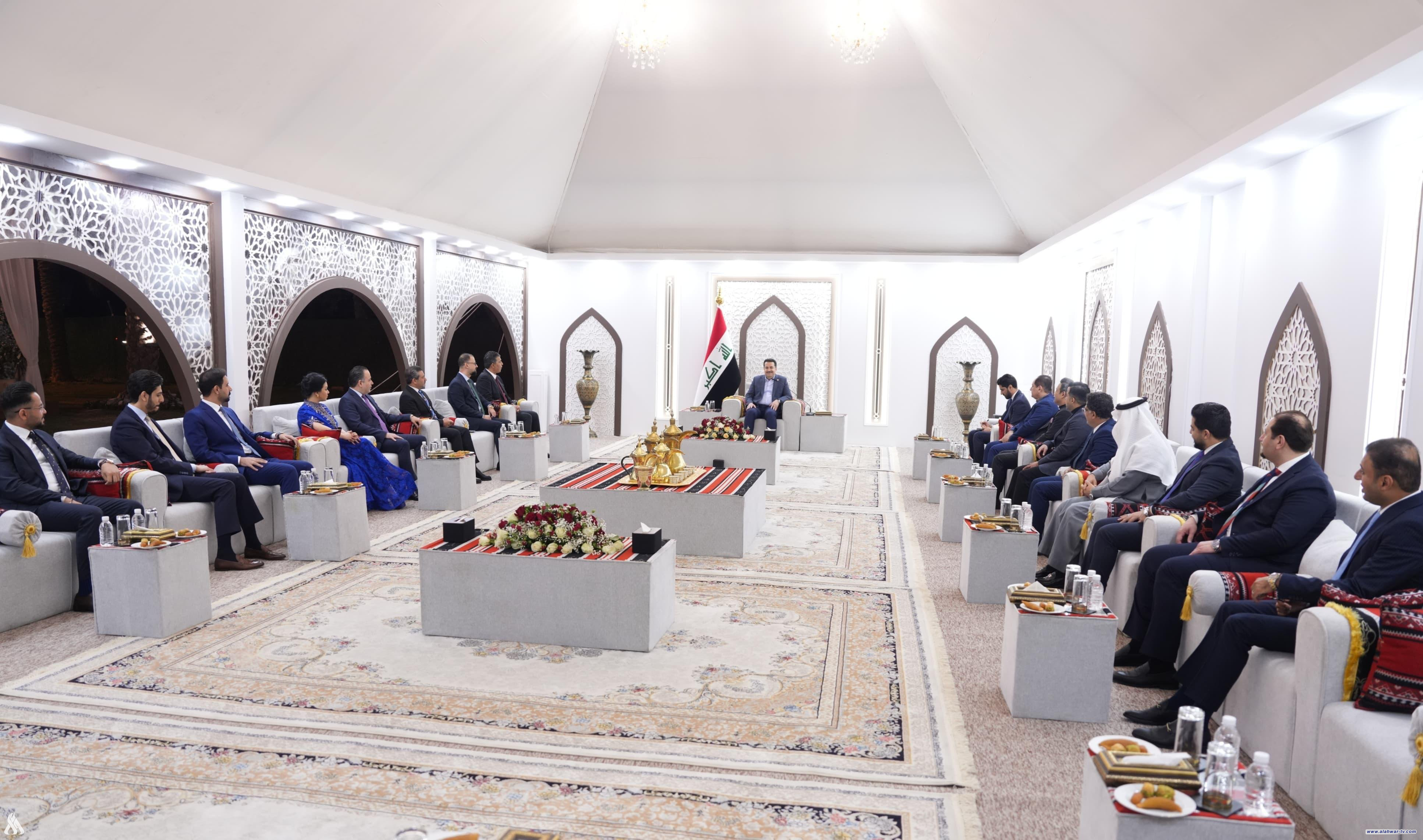 رئيس الوزراء يؤكد أهمية دور الإعلام في مساعدة الناس على معرفة الحقيقة