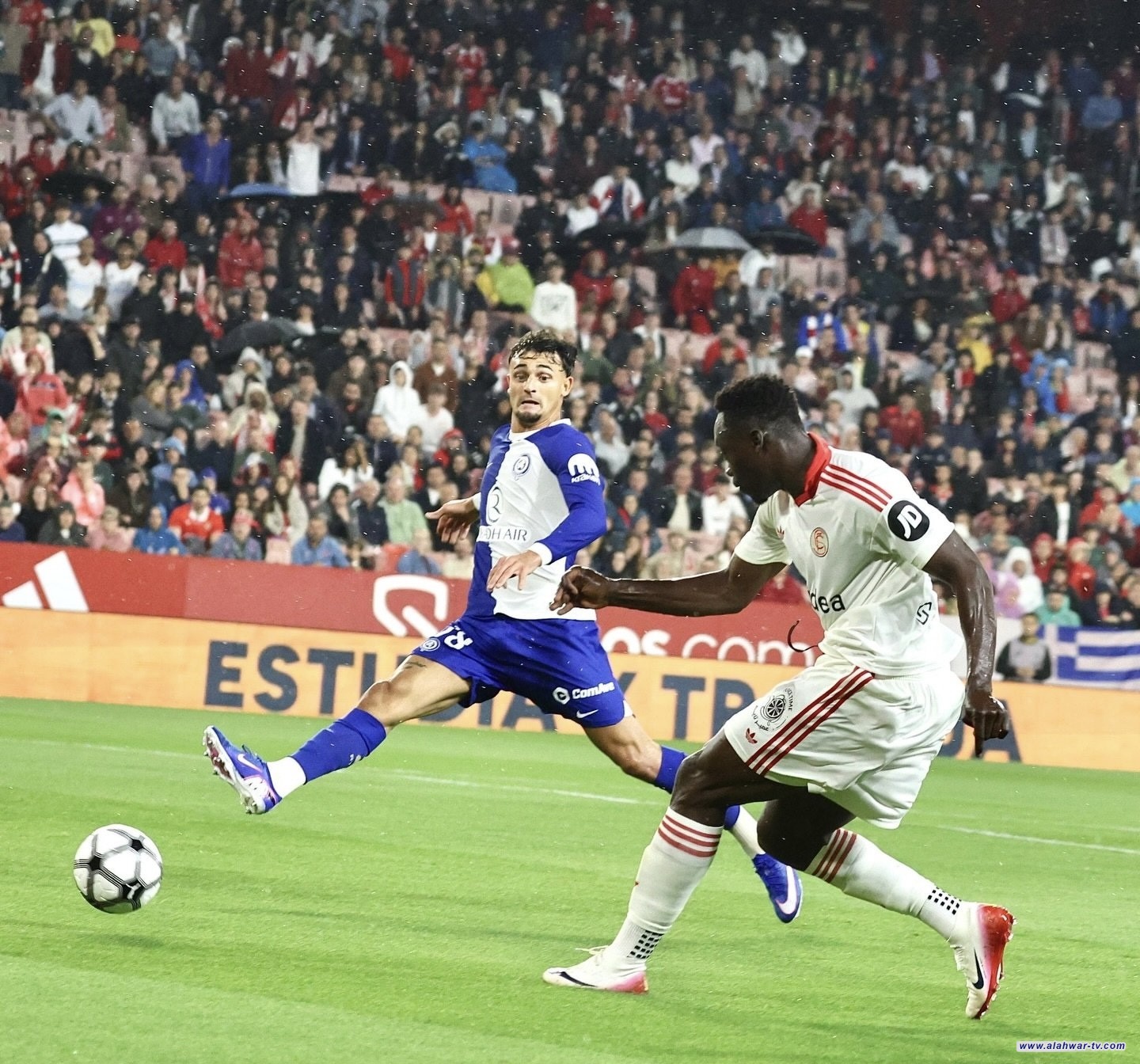 إشبيلية يقتنص فوزاً ثميناً من أتليتكو مدريد