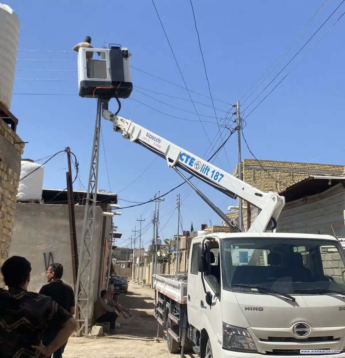 فرع توزيع كهرباء ذي قار ينفذ حملة صيانة واسعة في سوق الشيوخ لتعزيز استقرار الشبكة