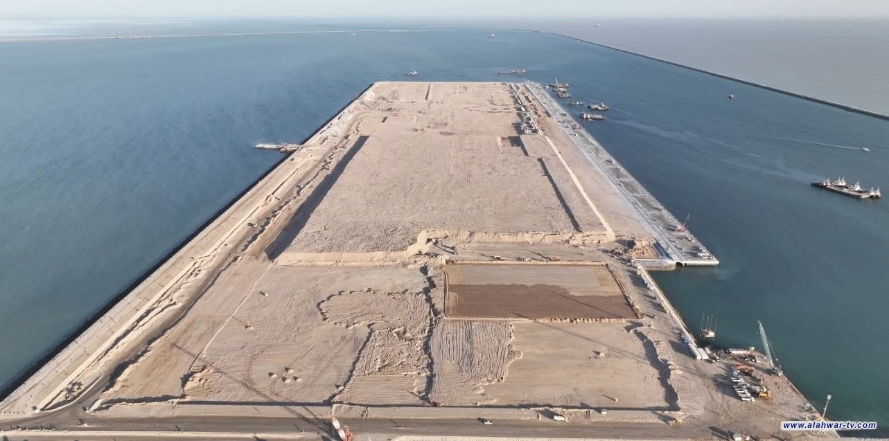 النقل: إكمال أعمال ردم المناطق المغمورة بالمياه في ساحة الحاويات بميناء الفاو