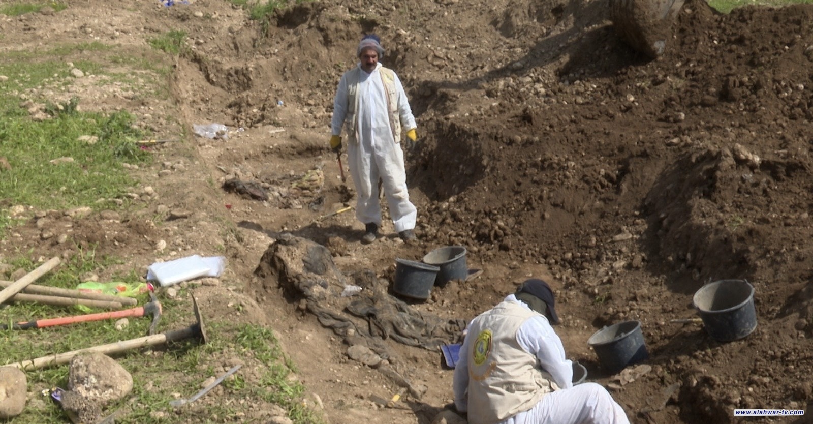 جرائم داعش.. فتح مقابر جماعية في أيمن الموصل والعثور على رفات نساء وأطفال