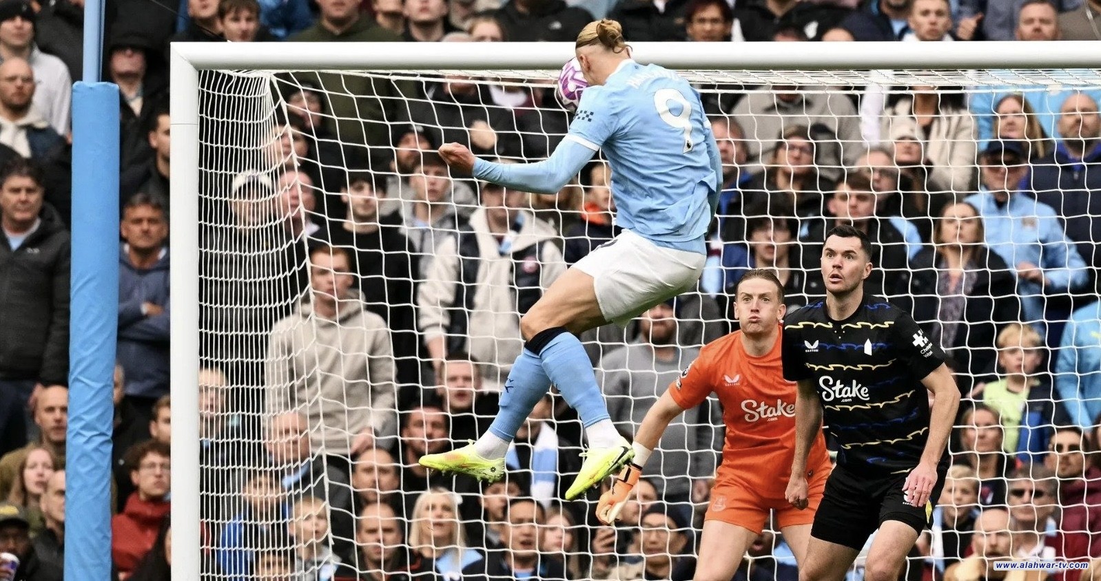 مانشستر سيتي يهزم إيفرتون ويعتلي صدارة الدوري الإنجليزي مؤقتًا