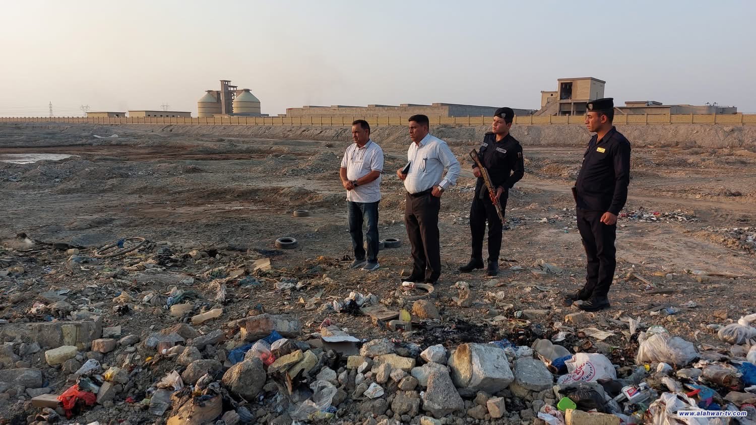 بيئة ذي قار تتخذ إجراءات عاجلة لمعالجة موقع طمر عشوائي على الطريق السريع بين الناصرية والبصرة